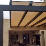 Media Sombra Beige con Ruedo y Ojales Antigranizo